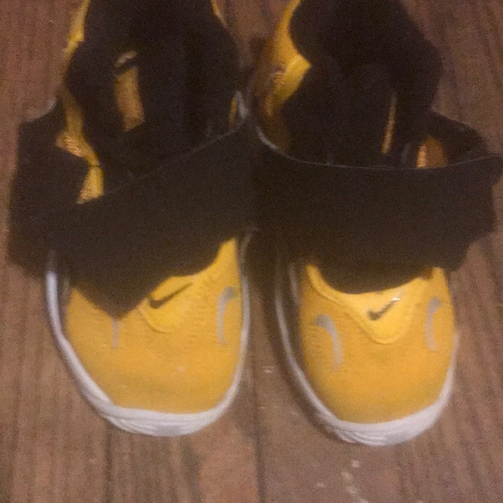 Yellow black Nike’s